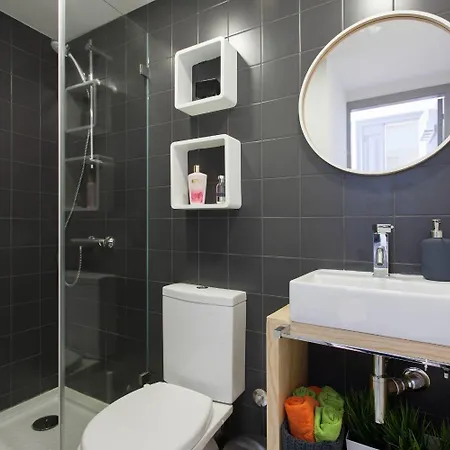 Spacious Two-level In Prime Location * Lisboa
